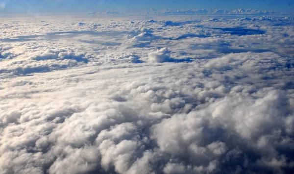 Πάνω από τα σύννεφα, θέα από το αεροπλάνο — Φωτογραφία Αρχείου