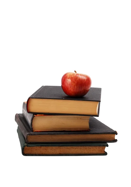 Κόκκινο μήλο σε έναν σωρό βιβλίο απομονωθεί — Φωτογραφία Αρχείου