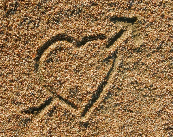 Ícone de coração de amor na areia — Fotografia de Stock