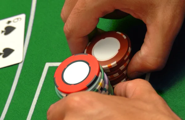 Chips Casino su un tavolo da poker — Foto Stock