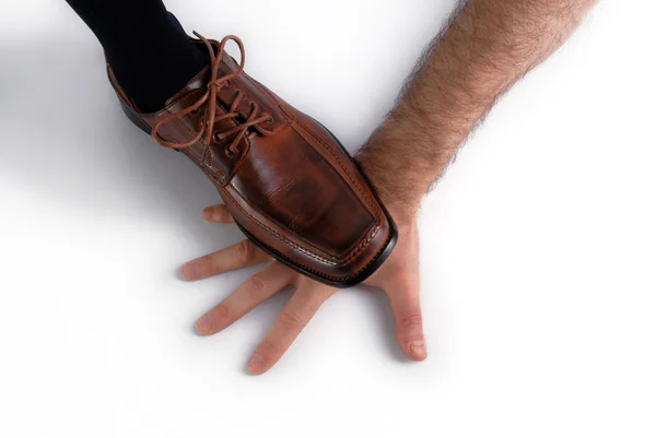 Обувь раздавливает руку над белым — стоковое фото