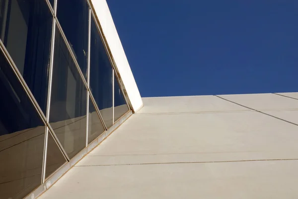 Детали здания на голубом фоне неба — стоковое фото