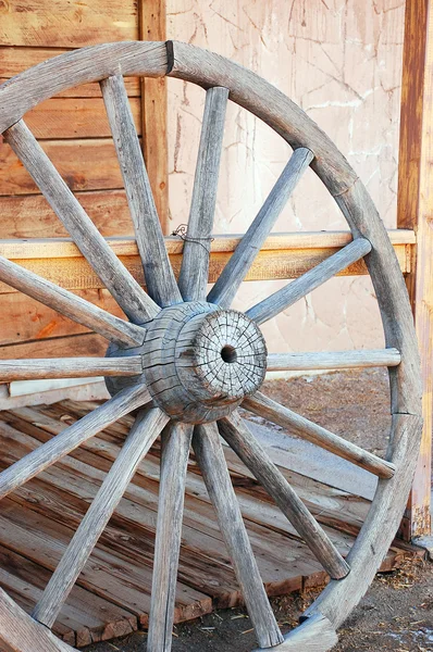Staré dřevěné kolečko — Stock fotografie