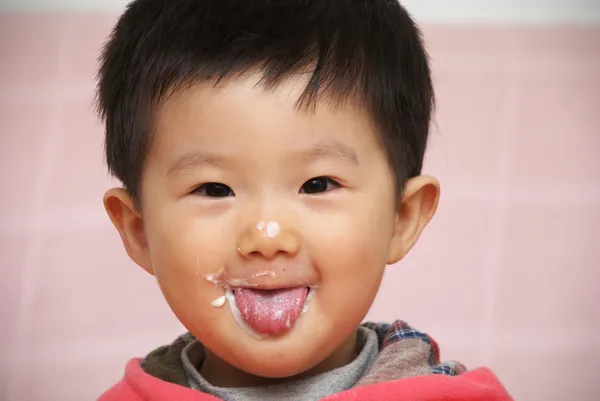 Kind eten yoghurt — Stockfoto