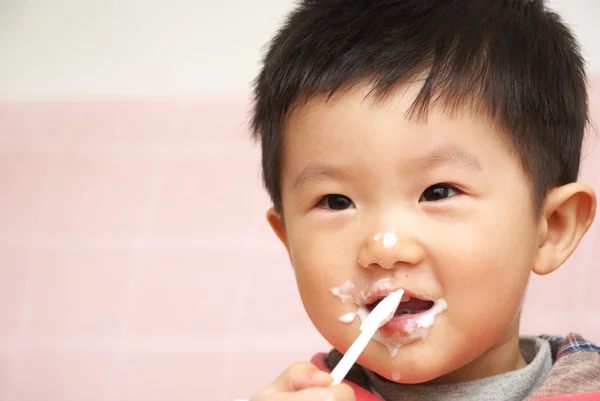 Dítě jíst jogurt — Stock fotografie