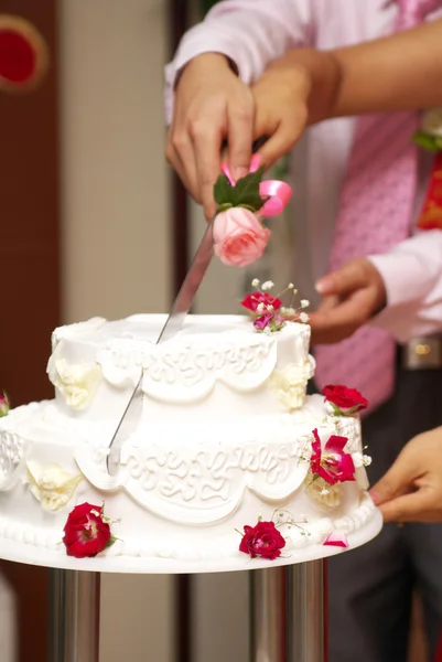 Couper gâteau de mariage — Photo