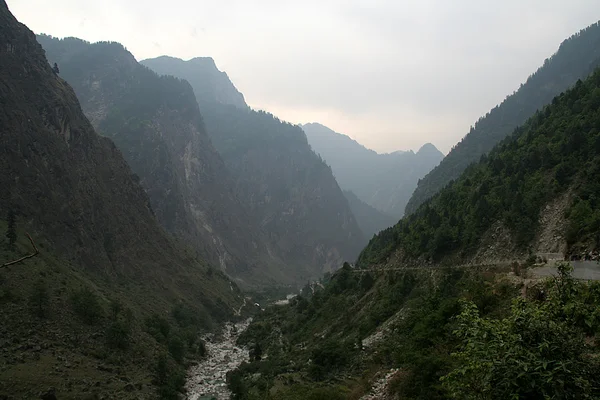 Himalájai folyó völgyében — Stock Fotó