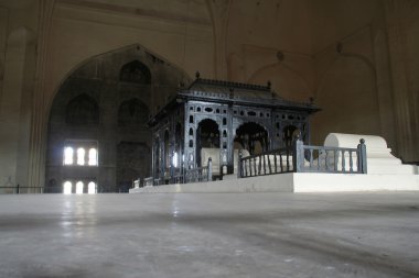 Mezarlar içinde Gol Gumbaz