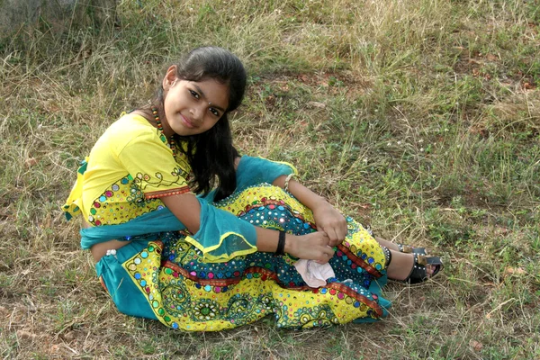 Meisje op gras veld — Stockfoto