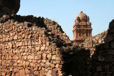 Tapınak taş duvarın arkasında