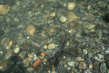 su altında çakıl taşları