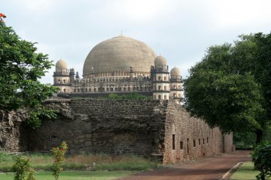 Gumbaz duvarların arkasında