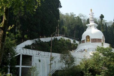 Stupa doğa ortasında