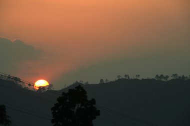 Sundown dağın arkasında