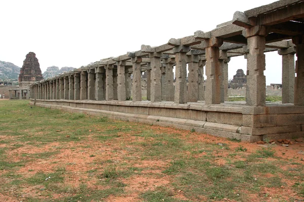 Świątynia i kamienny korytarz — Zdjęcie stockowe