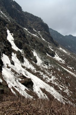 Buz dağ yamacı şapkalı