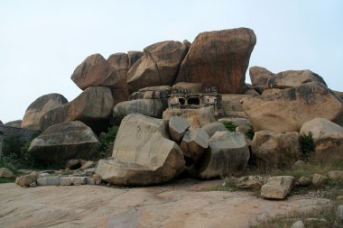 Kayalar ortasında harap Tapınak