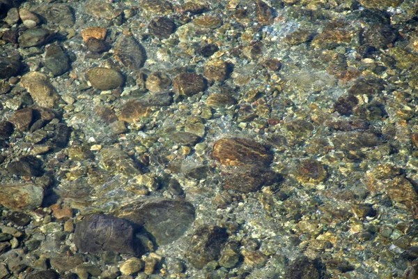 Rocas debajo de la capa de agua — Foto de Stock