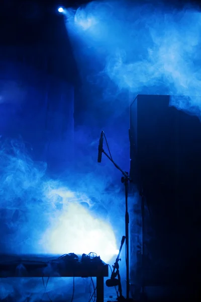 Tom blå scenen med utrustning — Stockfoto
