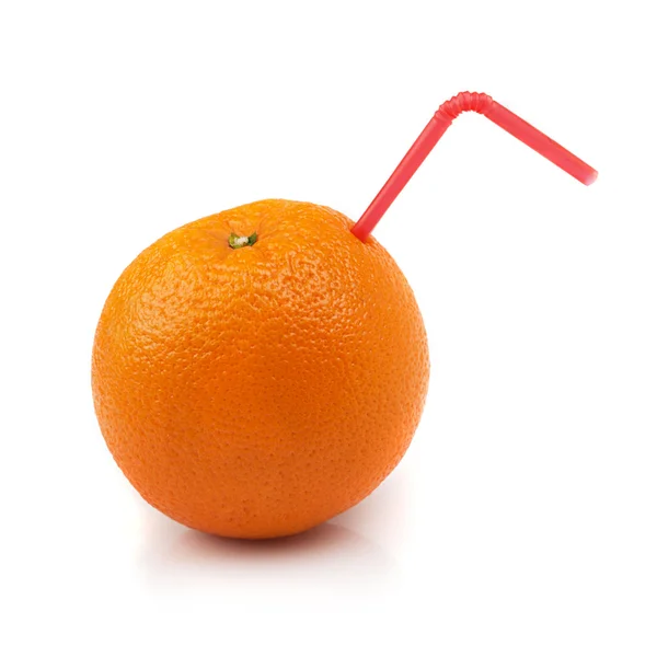 Oranje met coctail stro geïsoleerd op witte achtergrond — Stockfoto
