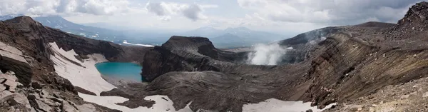 In de krater van de vulkaan Rechtenvrije Stockafbeeldingen