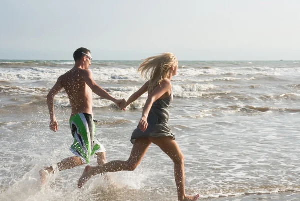 Ungt par på stranden — Stockfoto