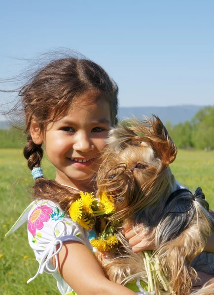 Lapsi ja koira — kuvapankkivalokuva