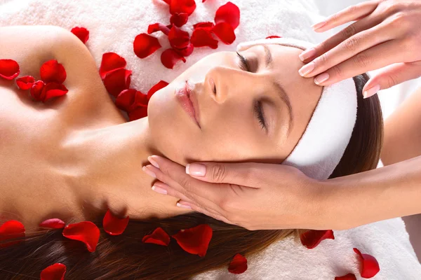 Pretty girl getting head massage — Stock Photo, Image