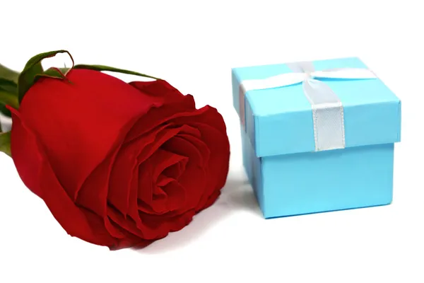 Caixa azul para presentes e rosa — Fotografia de Stock