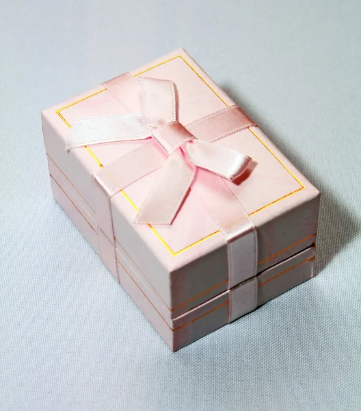 Ajándék rózsaszín doboz — Stock Fotó