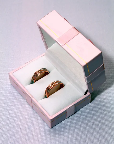 A rózsaszín doboz két jegygyűrű — Stock Fotó
