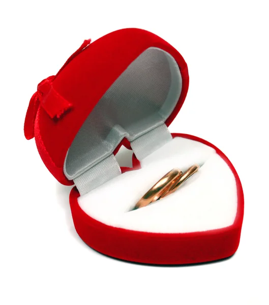Dva snubní prsteny v červené krabici — Stock fotografie