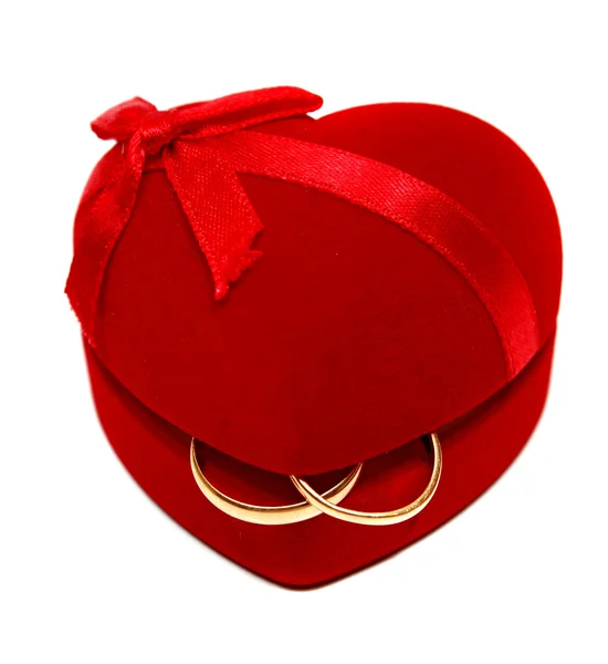 Dos anillos de boda en caja roja corazón — Foto de Stock