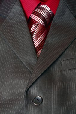 parça takım elbise gömlek ve kravat