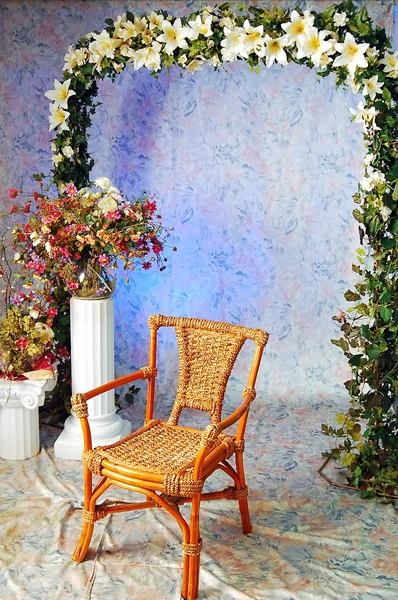 Cadeira de braço de madeira e decorativo — Fotografia de Stock