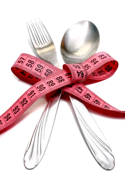 Lžíce a vidlička je navlečené pásu pro měření dieta — Stock fotografie