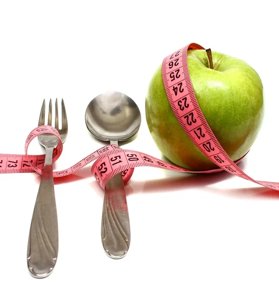 Łyżka widelec i apple jest nawleczone przez wstążki do pomiaru diety — Zdjęcie stockowe