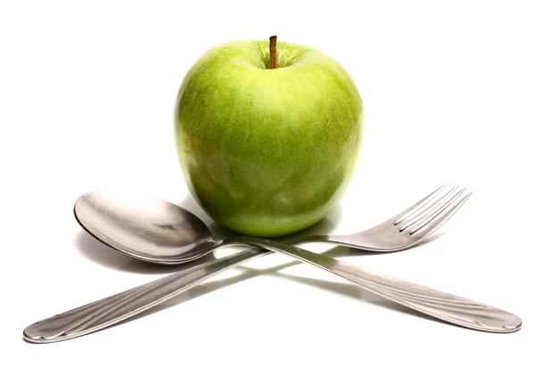 Ложка вилки и зеленое яблоко для диеты — стоковое фото