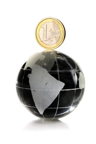 Moeda 1 euro em um globo de vidro — Fotografia de Stock