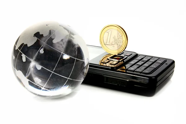 玻璃地球是一个移动电话和 1 欧元硬币 — 图库照片