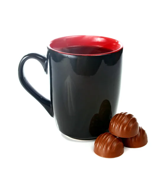 Káva je v černé a čokoládové bonbony — Stock fotografie