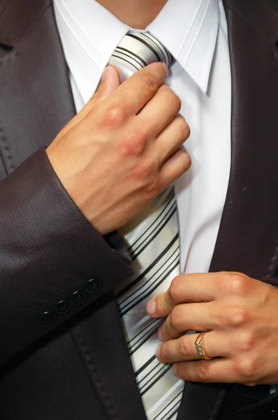 Homem mãos remedying gravata — Fotografia de Stock