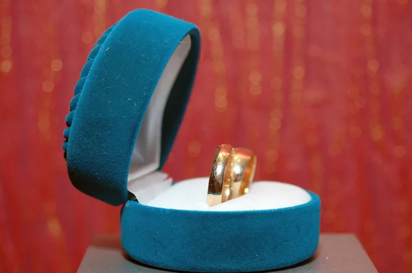 Bruiloften ringen in een blauw vak — Stockfoto