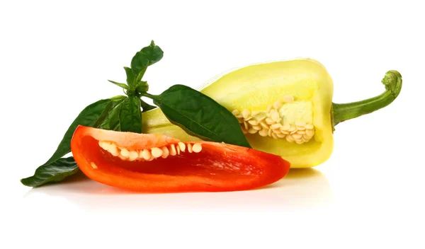 Pimienta cortada roja y amarilla y hoja verde —  Fotos de Stock