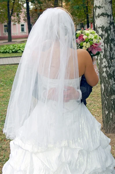 Brudgummen och bruden står en tillbaka — Stockfoto