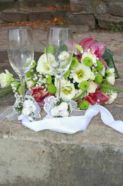 Svatby sklenice na šampaňské a kytice — Stock fotografie