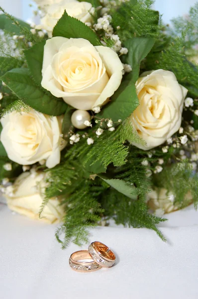 Fedi nuziali e bouquet — Foto Stock