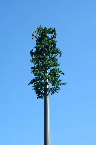 Árbol torre del teléfono celular — Foto de Stock