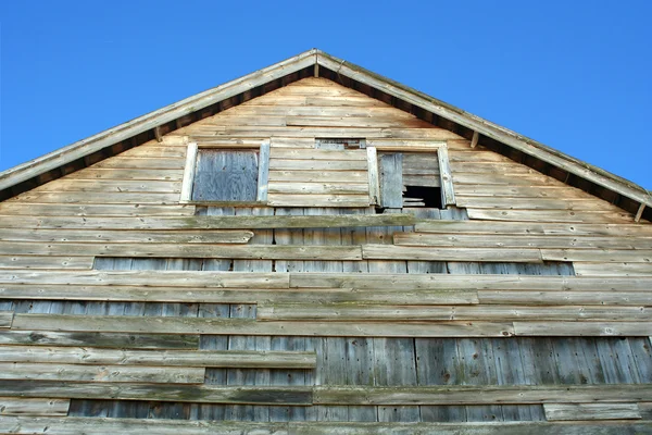 Старый деревянный амбар — стоковое фото