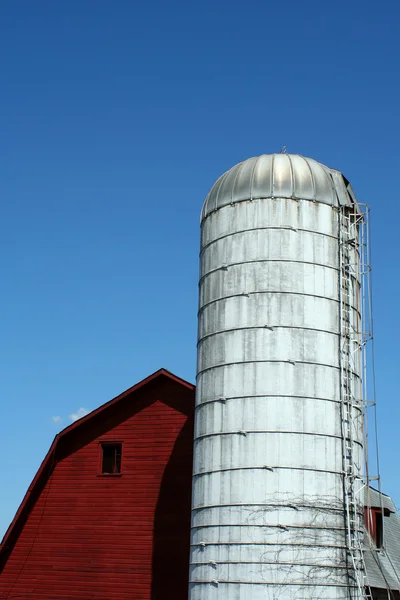 Celeiro vermelho e silo — Fotografia de Stock